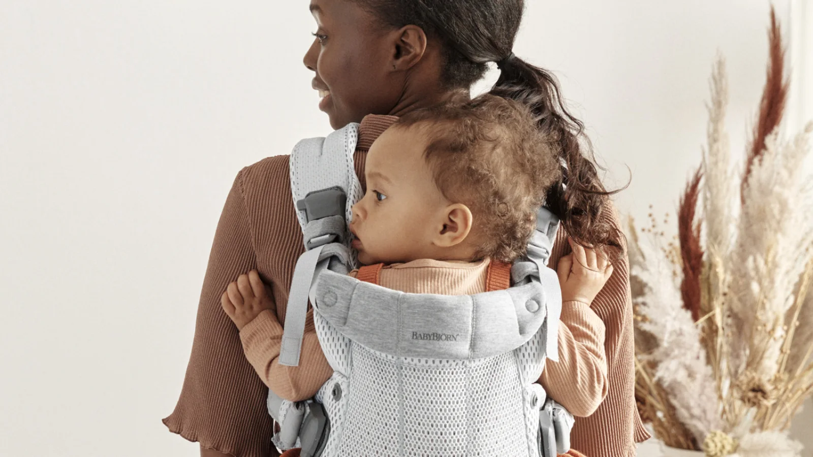 Bébé porté en position avant pour comprendre les limites du face au monde